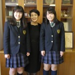 学長の大日向 雅美先生とネイチャースタディコース２年生の２名で記念写真