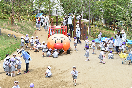 仲良く遊ぶ園庭遊び