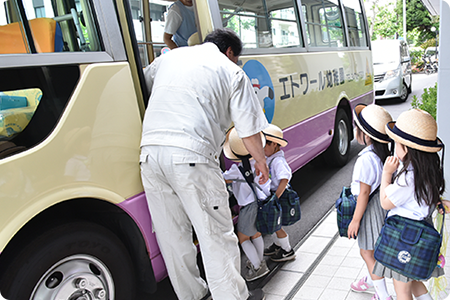 運転手さんと挨拶交わしてバス降園